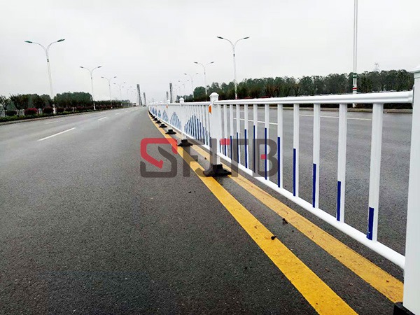 江蘇丹陽市常規(guī)隔離護(hù)欄 江蘇丹陽市常規(guī)隔離護(hù)欄